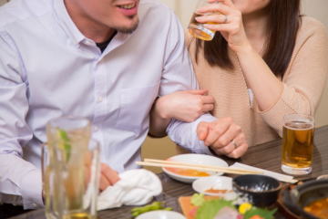 妻がお酒を飲んでいる夫婦のイメージ画像