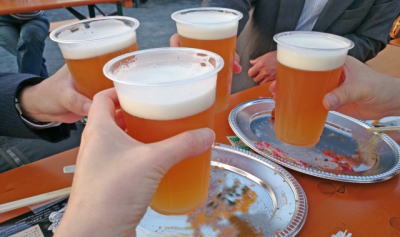 ビールで乾杯しているイメージ画像