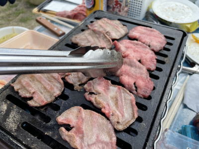 バーベキューで肉を焼くイメージ画像
