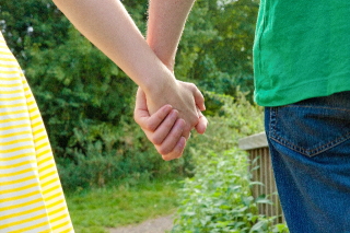 手を繋ぐカップルのイメージ画像