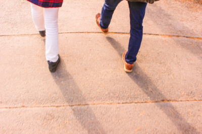 歩いているカップルのイメージ画像